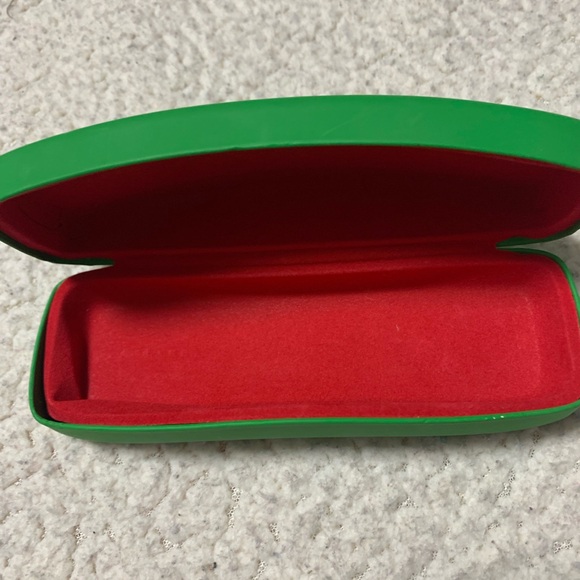 Green case - Picture 3 of 4